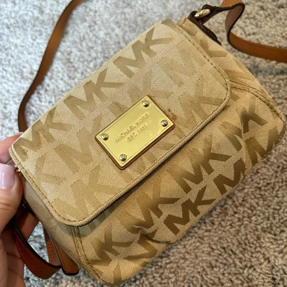 SOLD!! Micheal Kors MK Crossbody Purse 👜 - Picture 3 of 7